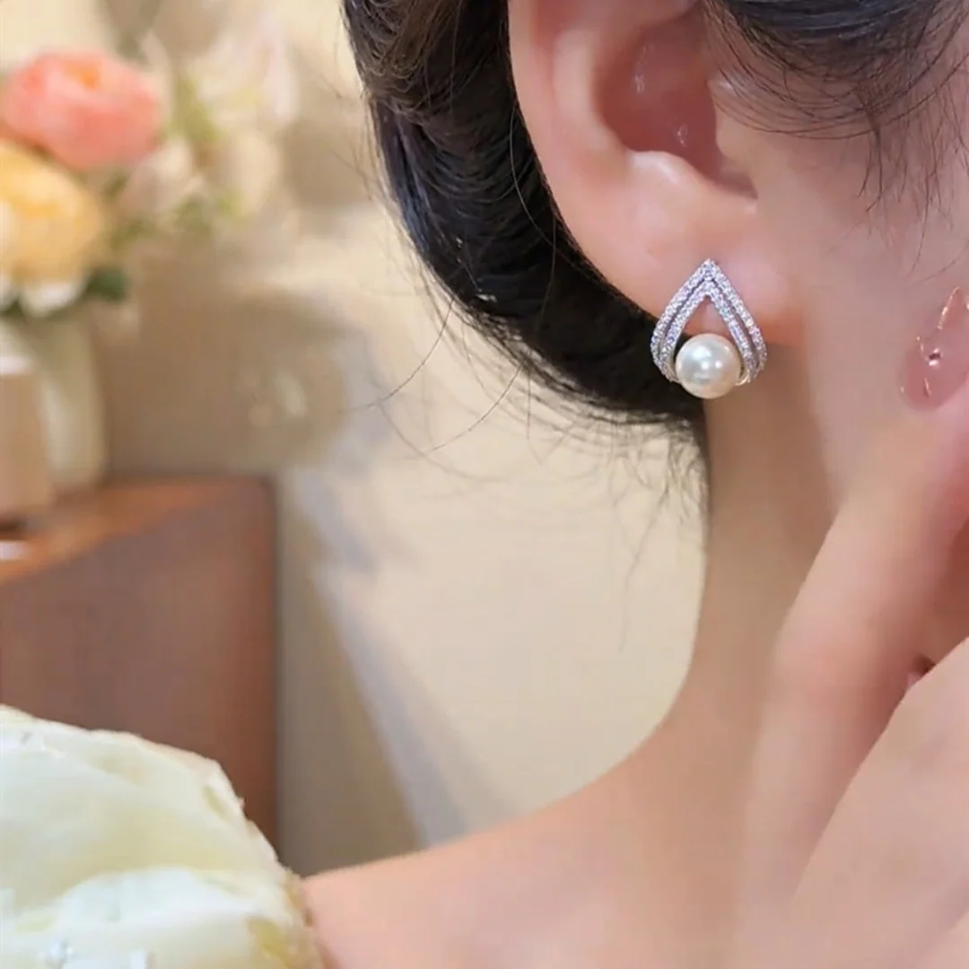 Glimmering Grace Studs Earrings - midzumi